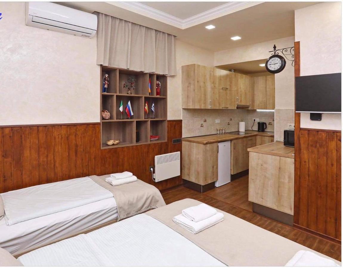 Family Mini-Hotel Martirosyan'S And Tours Erivan Exterior foto
