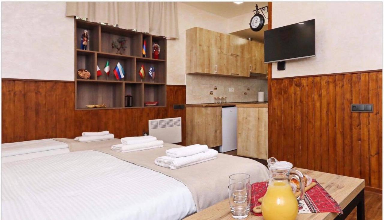 Family Mini-Hotel Martirosyan'S And Tours Erivan Exterior foto