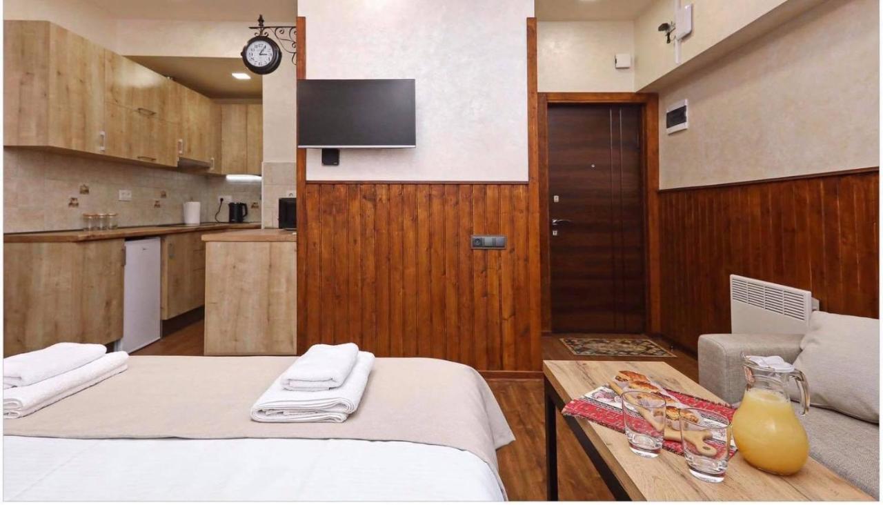 Family Mini-Hotel Martirosyan'S And Tours Erivan Exterior foto