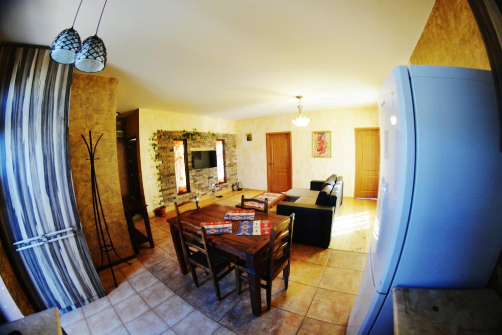 Family Mini-Hotel Martirosyan'S And Tours Erivan Exterior foto