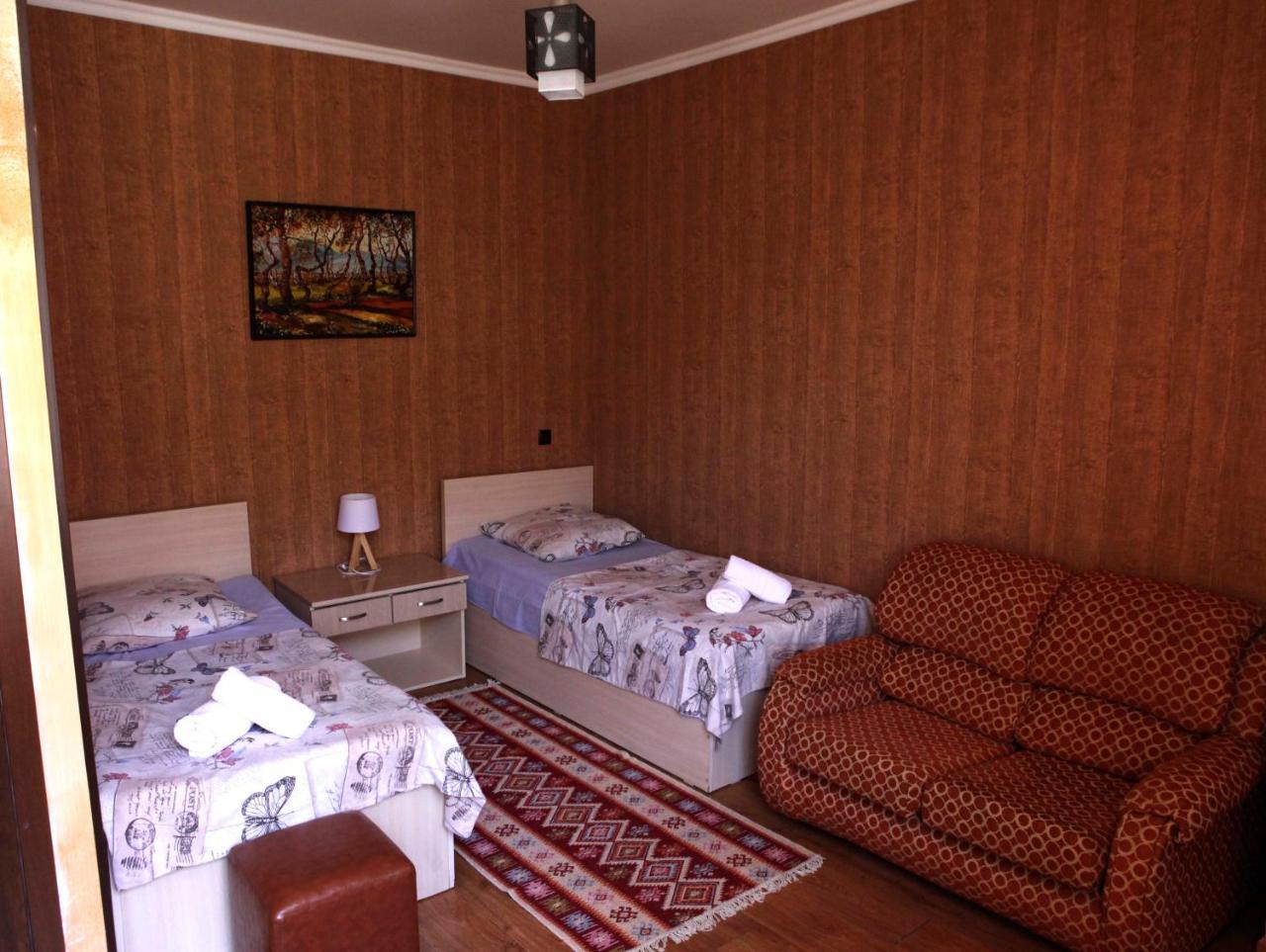 Family Mini-Hotel Martirosyan'S And Tours Erivan Exterior foto