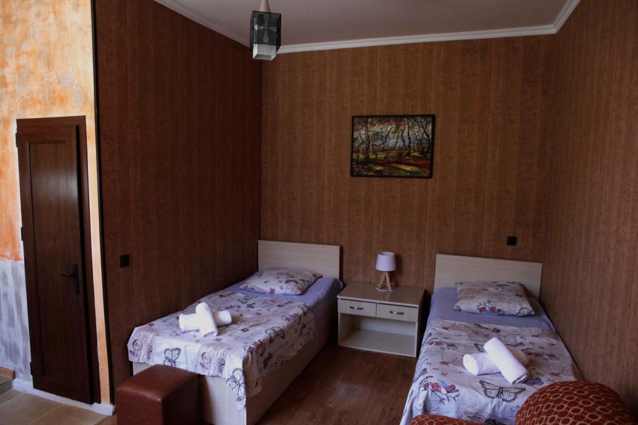 Family Mini-Hotel Martirosyan'S And Tours Erivan Exterior foto