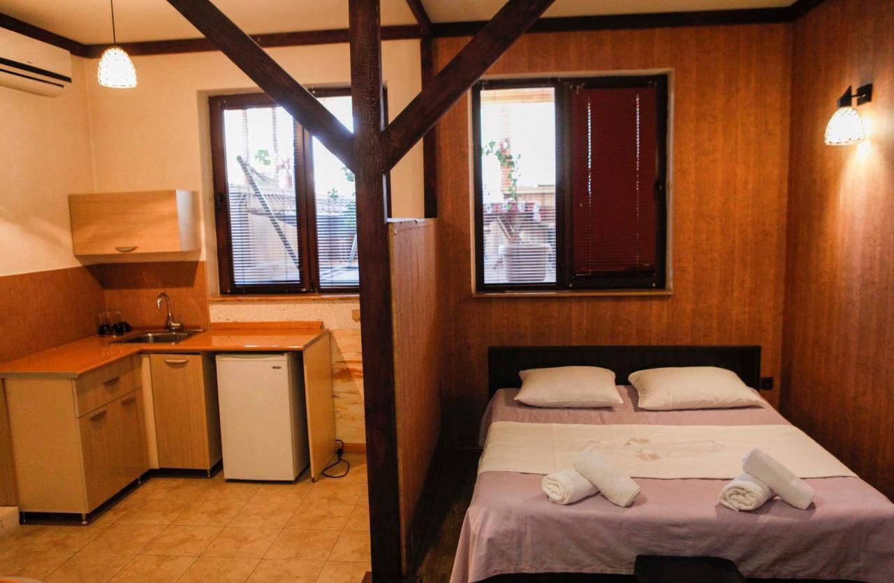 Family Mini-Hotel Martirosyan'S And Tours Erivan Exterior foto