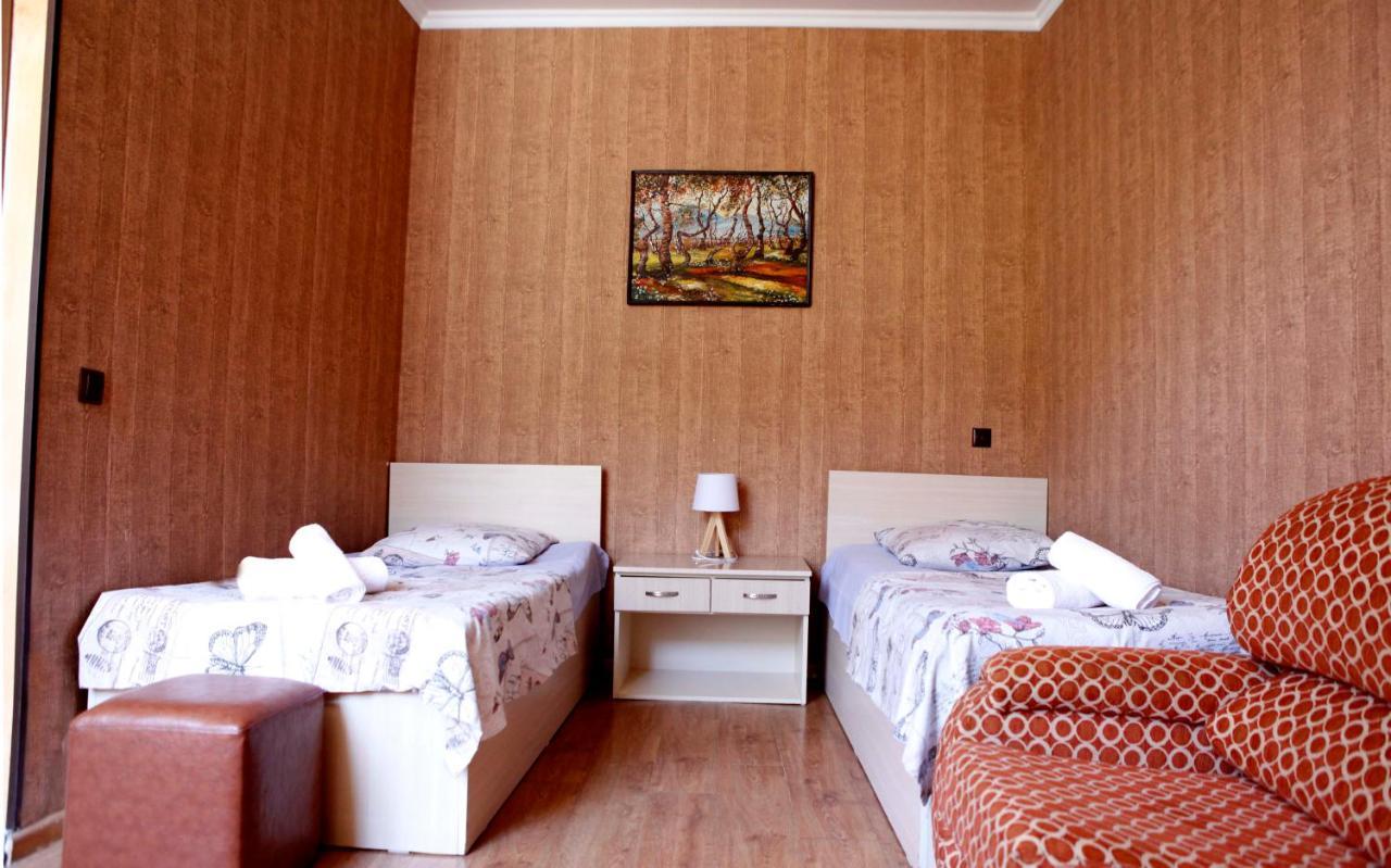 Family Mini-Hotel Martirosyan'S And Tours Erivan Exterior foto